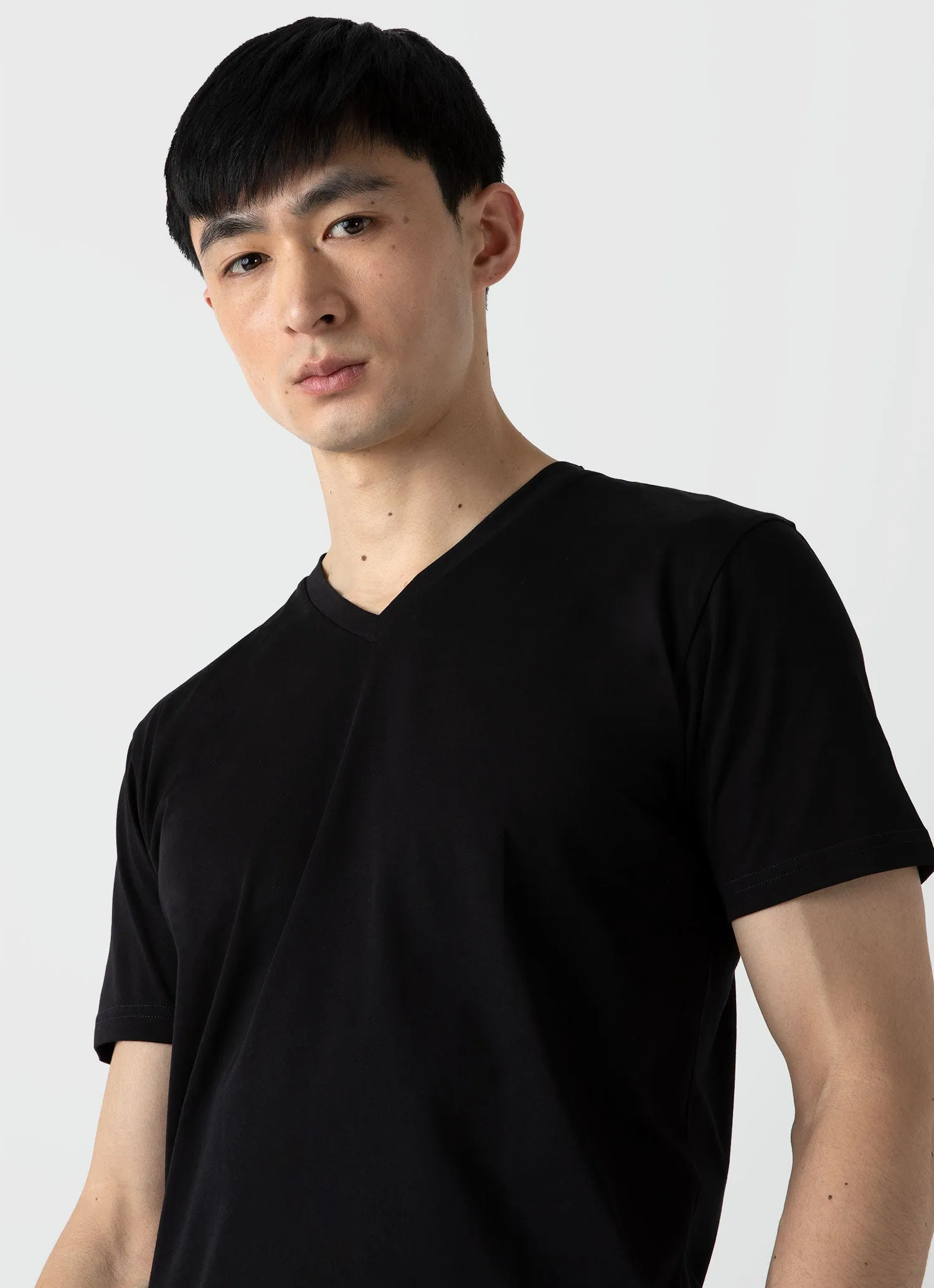 Men's Riviera V-neck T-shirt in Black Sunspel